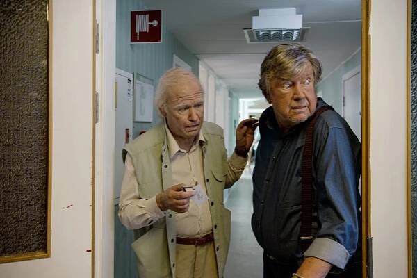Robert Gustafsson, Iwar Wiklander - Stojednaletý stařík, který nezaplatil účet a zmizel - Z filmu