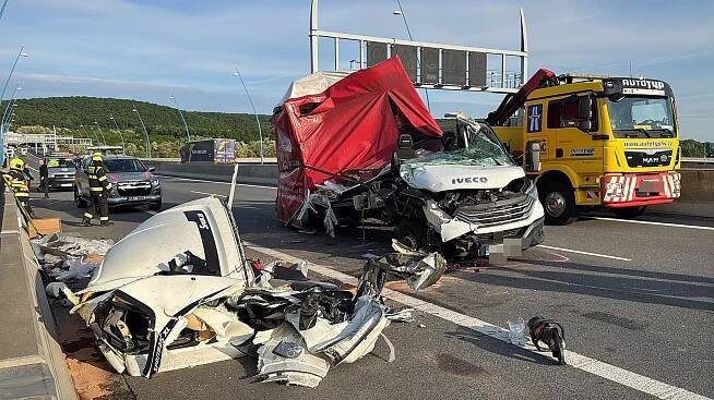 Pražský okruh směrem k Ruzyni stál. U Zbraslavi bouraly dva kamiony a dodávka