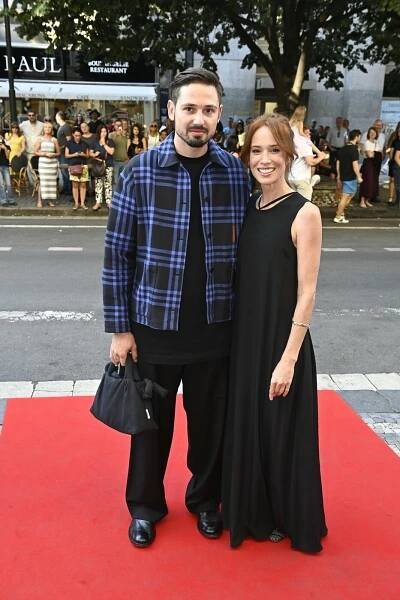 Móda z premiéry Mádlova filmu Vlny: Tentokrát zaujali muži! Brož, nátělník i vkusný manšestr
