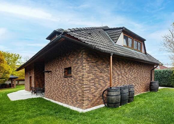 Přírodní cihlové pásky Agaat na fasádě