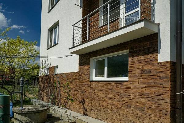 sokl domu obložený betonovým obkladem dřevomozaika