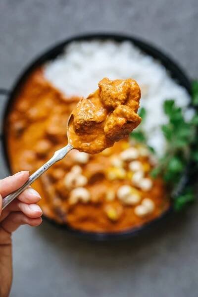 Zahřejte se kašmírským kari. Rogan josh kombinuje šťavnaté maso & voňavou omáčku