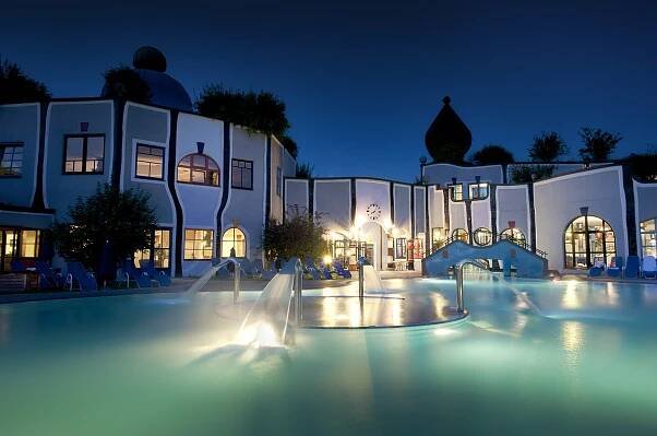 Soubor:Hotel Therme Rogner Bad Blumau Nacht.jpg – Wikipedie