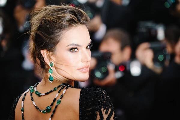 Elegance s brazilskou jiskrou. Nalaďte se na styl Alessandry Ambrosio