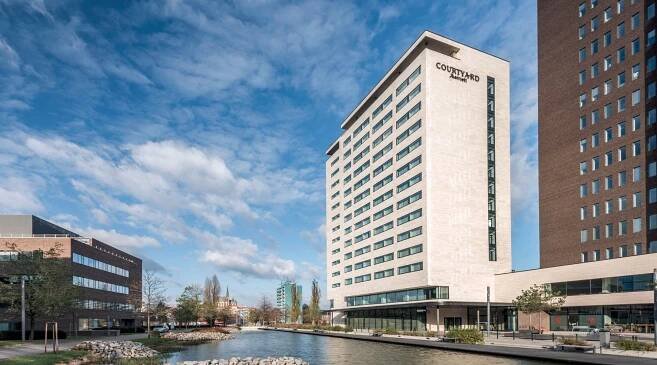 Enjoy your stay in our hotel located next to beautiful artificial pond.