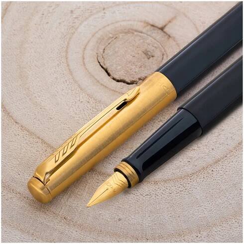 PLNICÍ PERO PARKER JOTTER ČERNÉ / ZLATÉ 24K + KRABIČKA S VĚNOVÁNÍM GRAVÍROVÁNÍ Počet kusů v nabídce 1 ks.