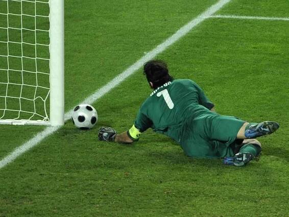 Největší šance na vstřelení branky. Italský brankář Buffon neudržel míč po dalekonosné střele a míč z jeho náručí zamířil na tyč.