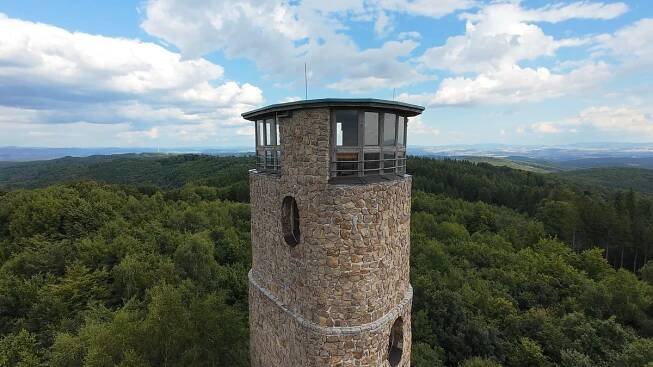 Z rozhledny Brdo ve Chřibech budete mít výhled na všechny strany - Médium.cz