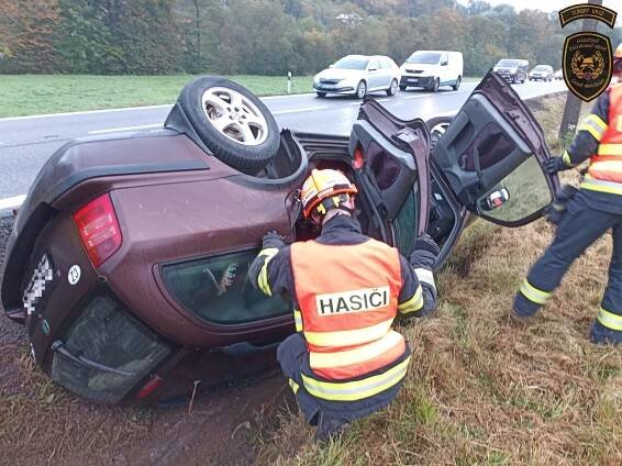 Řidič převrátil auto do příkopu před Meziříčím, posádka vyvázla bez zranění
