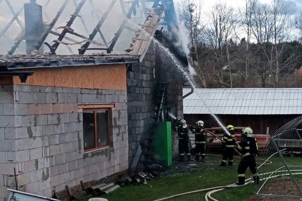 Požár v Huslenkách: když přijeli hasiči, truhlářská dílna byla už celá v plamenech - ZLIN.CZ