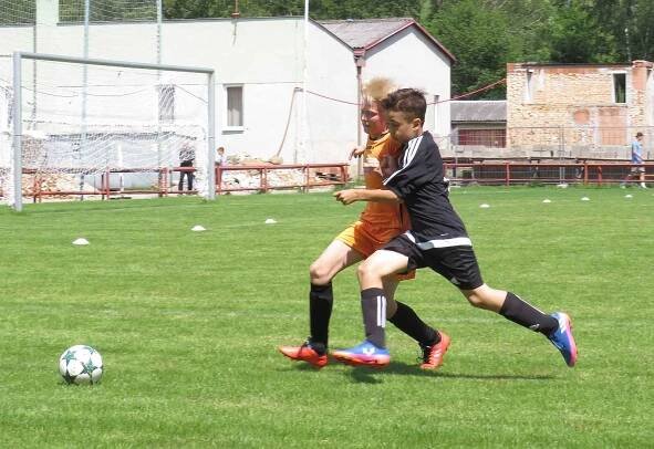 Oblastní I.A třída žáci – 19. kolo: FK Spartak Kaplice (starší i mladší v černých dresech) – TJ Kunžak / Jiskra Strmilov.
