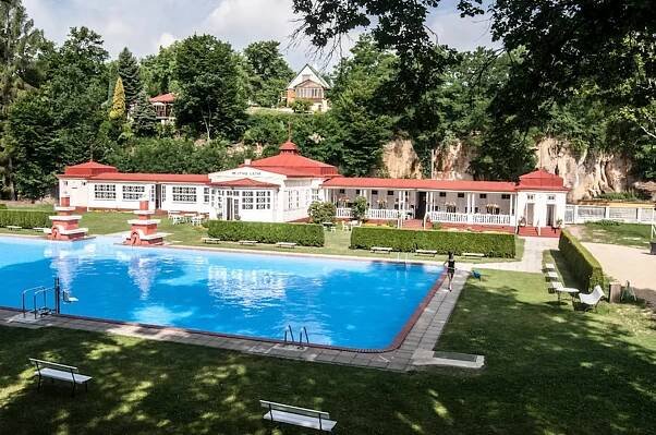 Čím zaujme Mšeno? Koupalištěm s bohatou historií i výšlapy mezi skalami - JenProCestovatele