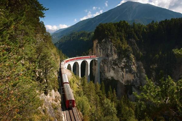 Rhétská železnice v krajině Albula / Bernina