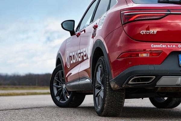 TEST: Čínský Dongfeng Fengon 5: Evropané pořád chtějí normální motory, jen už je málokdo nabízí