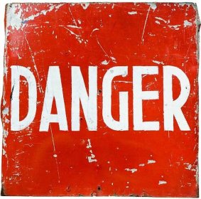 Slovo "nebezpečí" na červený štít — Stock fotografie