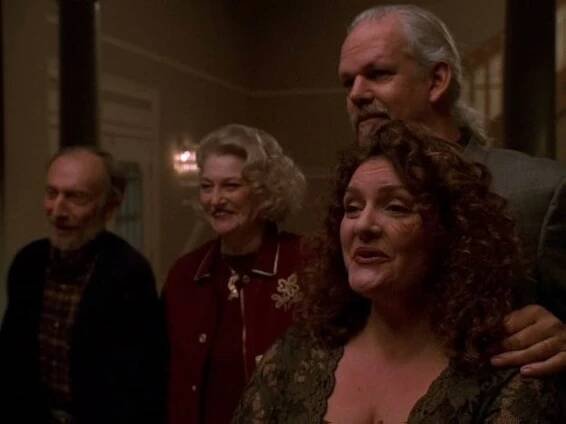Tom Aldredge, Turk Pipkin, Suzanne Shepherd, and Aida Turturro in Rodina Sopránů (1999)