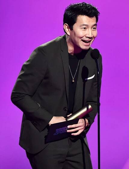 SANTA MONICA, CALIFORNIA - DECEMBER 07: 2021 PEOPLE'S CHOICE AWARDS -- Pictured: Simu Liu accepts The Action Movie of 2021 award for ‘Shang-Chi and the Legend of the Ten Rings’ on stage during the 2021 People's Choice Awards held at Barker Hangar on December 7, 2021 in Santa Monica, California. (Photo by Alberto Rodriguez/E! Entertainment/NBCUniversal/NBCU Photo Bank via Getty Images)