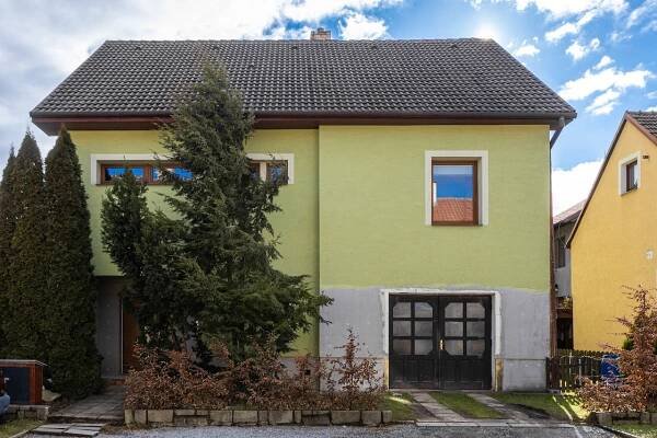 Prodej rodinného domu 5+1, 165m2 + 25m2 garáž + 58m2 sklep, Okříšky