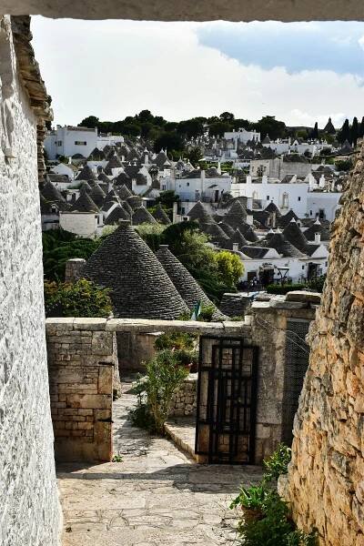 bezplatná Malebný pohled na ikonické domy trulli Alberobello v italské Puglii. Základová fotografie