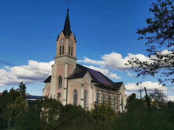 Druhá etapa prací na střeše farního kostela je u konce - Farnost Vidče