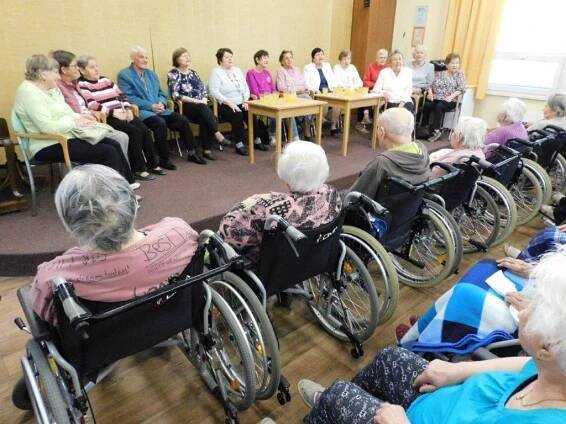 Zpívání s Klubem seniorů | DS Hranice