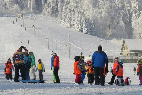 OBRAZEM: Turisté a lyžaři vyrazili do zimních Beskyd