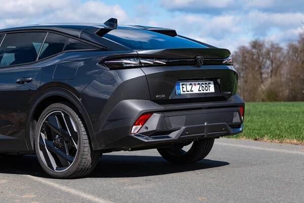 Nevíme, co to je, ale líbí se nám: Peugeot 408 je svérázný, ale krásný crossover. Cena vás však omráčí