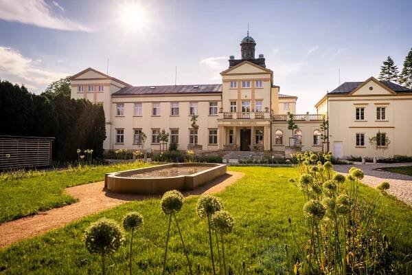 Hotel Zámeček **** · Oáza klidu u Labe s krásnou zahradou · 1 noc od 1 700 Kč · spokojenost 98,5 % · Lázně Poděbrady, a. s.
