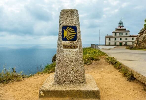 Ukazatel pro orientaci Camino de Santiago poutníků v mys Finisterre. — Stock obrázek