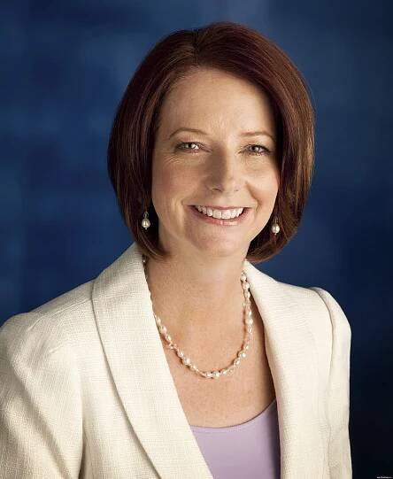 Soubor:Julia-gillard-official-portrait-pmc.jpg – Wikipedie