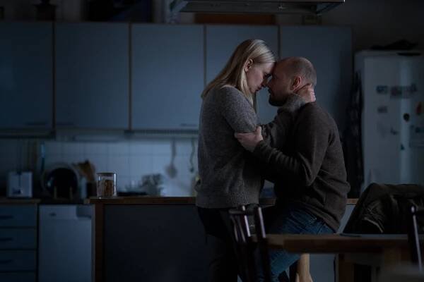 White Wall - Guldtåget - Z filmu - Vera Vitali, Aksel Hennie