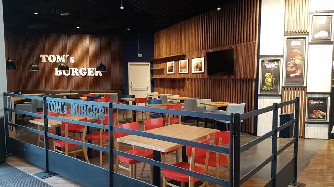 Tom's Burger OC Westfield Chodov, nábytek pro restaurace | Ateliér Dako