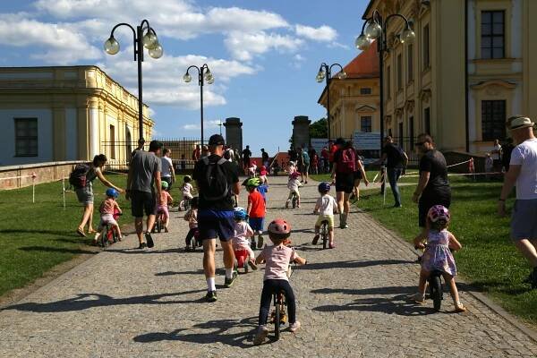 Slavkovský šlapík to rozjel na zámku. Děti podpořil i cyklista Jan Bárta