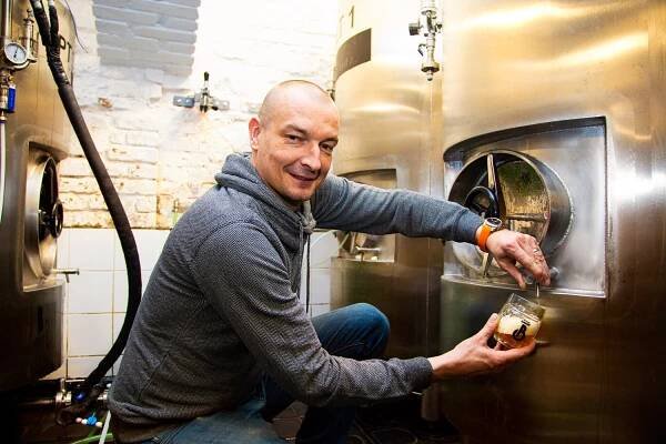 Vrátil se zájem o pivo? Pivovary doufají ve standardní rok a musely zdražovat