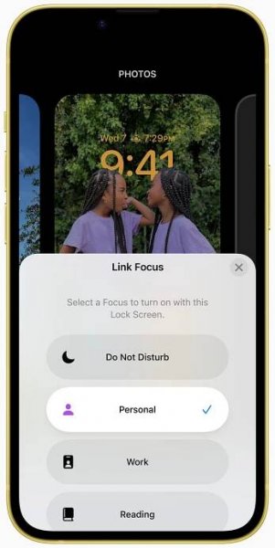 A user is prompted to select a Focus for their Lock Screen.