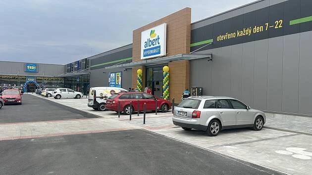 Strakonice mají Albert, Mekáč i TEDi. Nové nákupní centrum přivítalo zákazníky