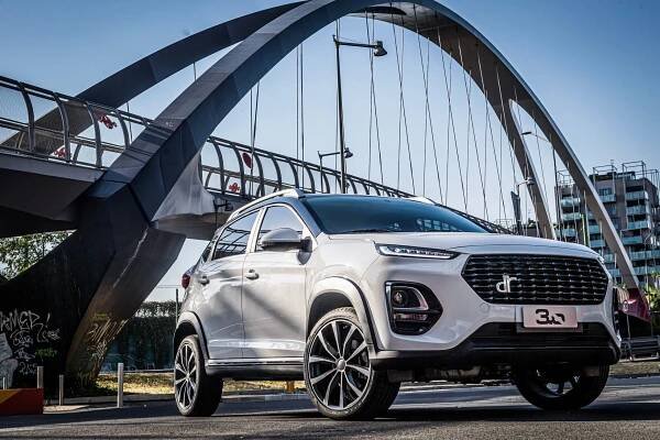 DR Automobiles vstupuje na český trh: Nový hráč s italským šarmem a férovými cenami | Autoperiskop.cz – Výjimečný pohled