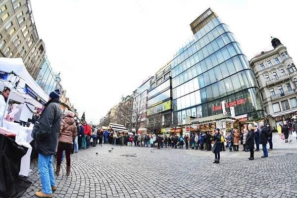 Vánoce pro osamělé: Štědrovečerní večeři v Praze pořádají charity i obchodní centrum