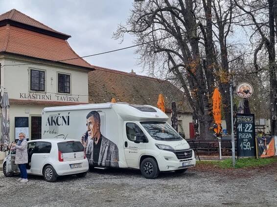 Před tavernou parkoval Babišův obytný vůz. Prezidentský kandidát však přijel v autě menším - v šedém mercedesu.
