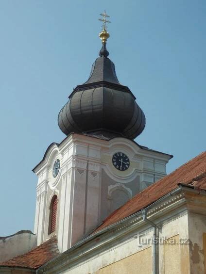 Věž na západní straně kostela