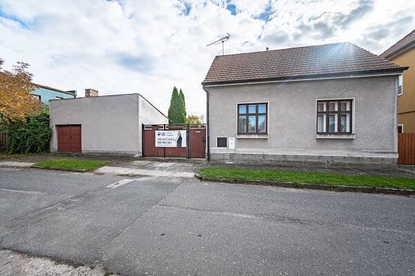 Podsklepený RD 5+1 131 m2, půda 38 m2, pozemek 745 m2