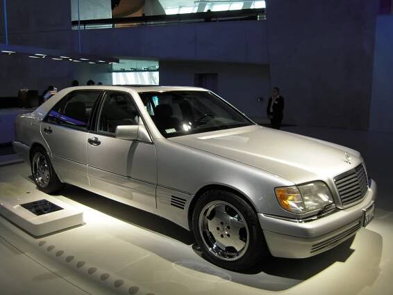 Papamobil, auto z filmu o dinosaurech i legendární tříkolka, na které se uskutečnil první výlet v historii automobilismu! Co nabízí muzeum Mercedes-Benz a na kolik vyjde vstupné?