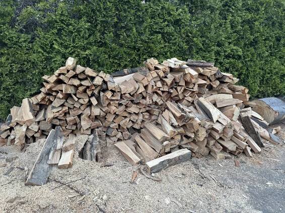 Prodám palivové bukové dříví-štípané, délky cca 60-80cm, viz. foto. Cena 1300Kč/PRMs(dohoda). Nutný vlastní odvoz. - InzerceTrinec.cz
