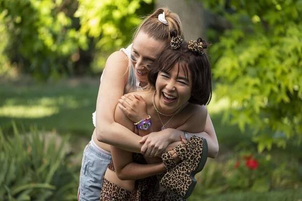 PEN15 - Posh - Z filmu - Anna Konkle, Maya Erskine