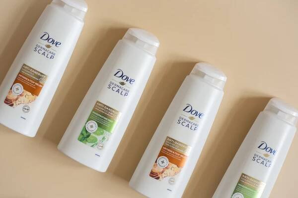 Nová řada vlasové péče Dove DermaCare Scalp bojuje proti lupům a podráždění pokožky hlavy - Best Communications