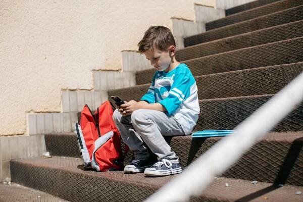 Selektivní mutismus může být následkem traumatu i přísné výchovy. Jak se projevuje?