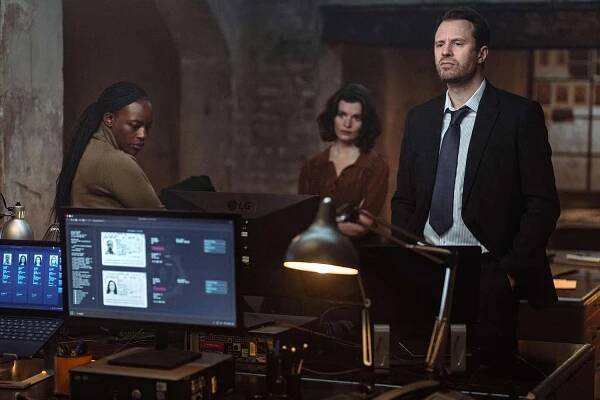 Gemma Knight Jones as Mukasa, Emily Barber as Alice and Luke Mably as Fisk in MOBLAND, episode 8, season 1, Streaming on Paramount+ 2025.