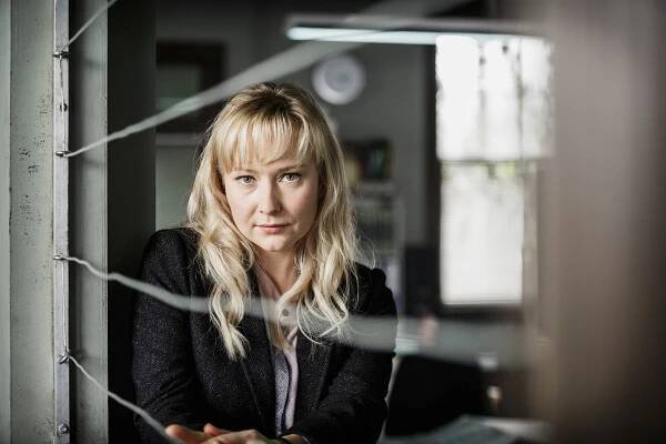 Vraždy v Brokenwoodu - Promo - Fern Sutherland
