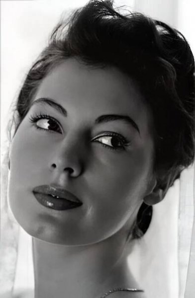 Ava Gardner - - (Imagen mejorada de una resolución de 46.12 kB paso a otra mayor de 76.01 kB píxeles; ob...
