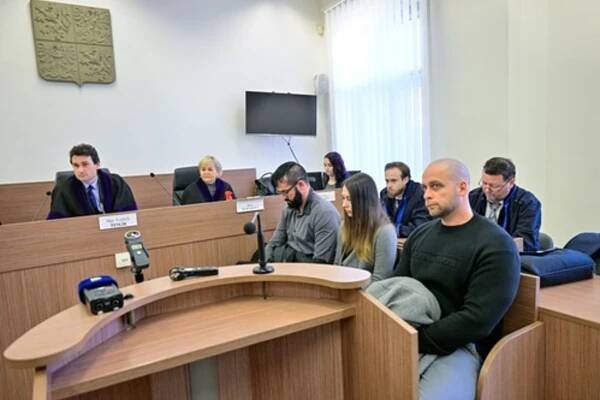 Dívka loni napadená policistou musela podstoupit dvě operace a nosit dlahy